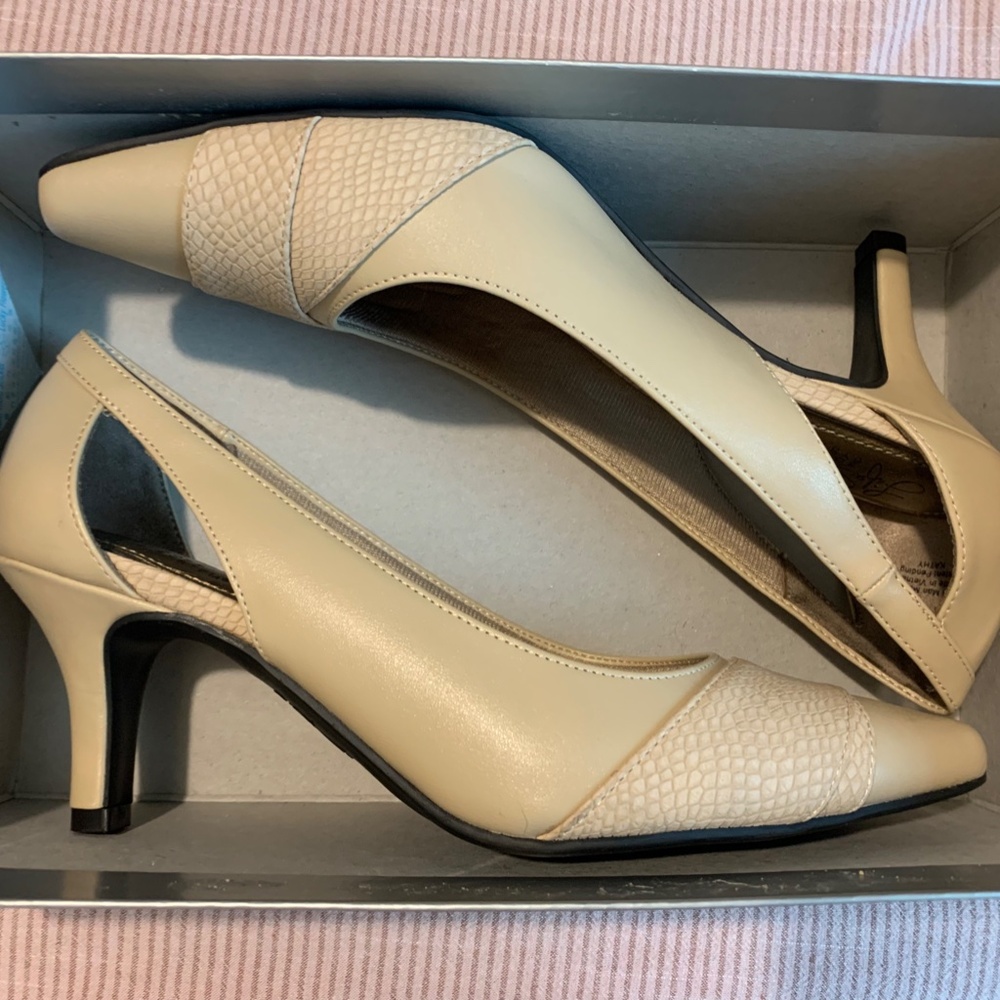 Life Stride Heels Size 8 Like New
